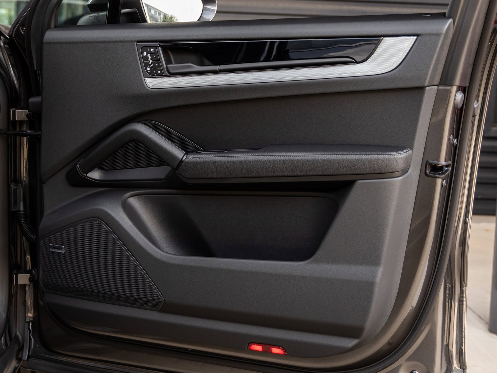 Certified 2025 Porsche Cayenne Coupe image 42