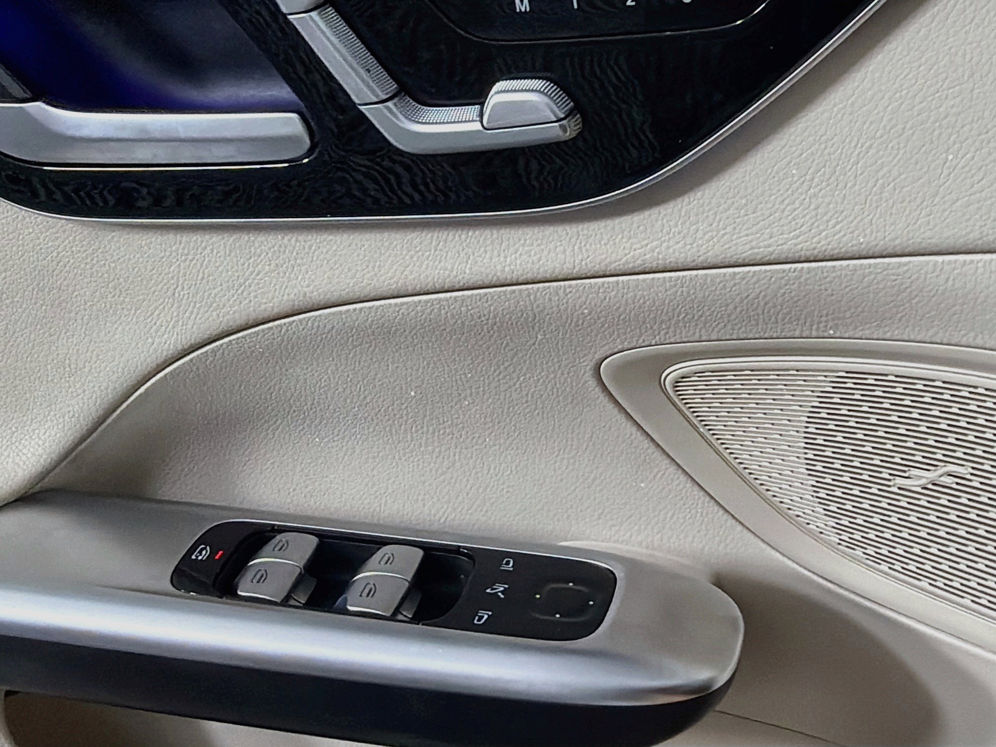 Used 2025 Mercedes-Benz C 300 Sedan image 15