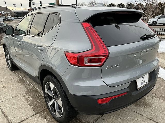 Used 2025 Volvo XC40 B5 Plus image 10