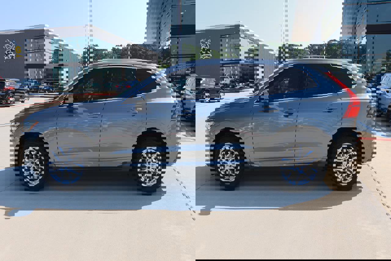 Used 2018 Volvo XC60 T5 Momentum w/ Convenience Package image 2