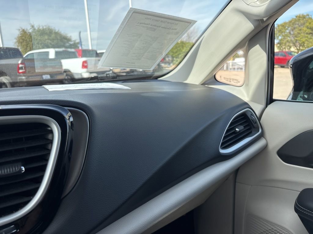 Used 2024 Chrysler Pacifica Touring-L FWD image 34