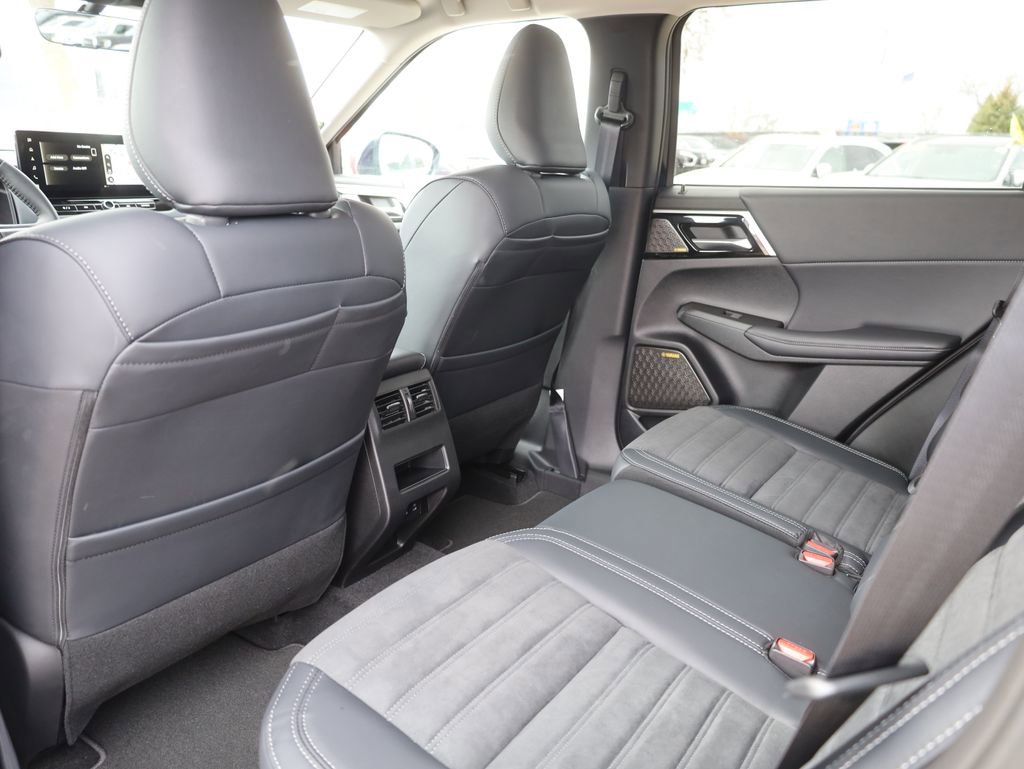 New 2025 Mitsubishi Outlander SE image 29