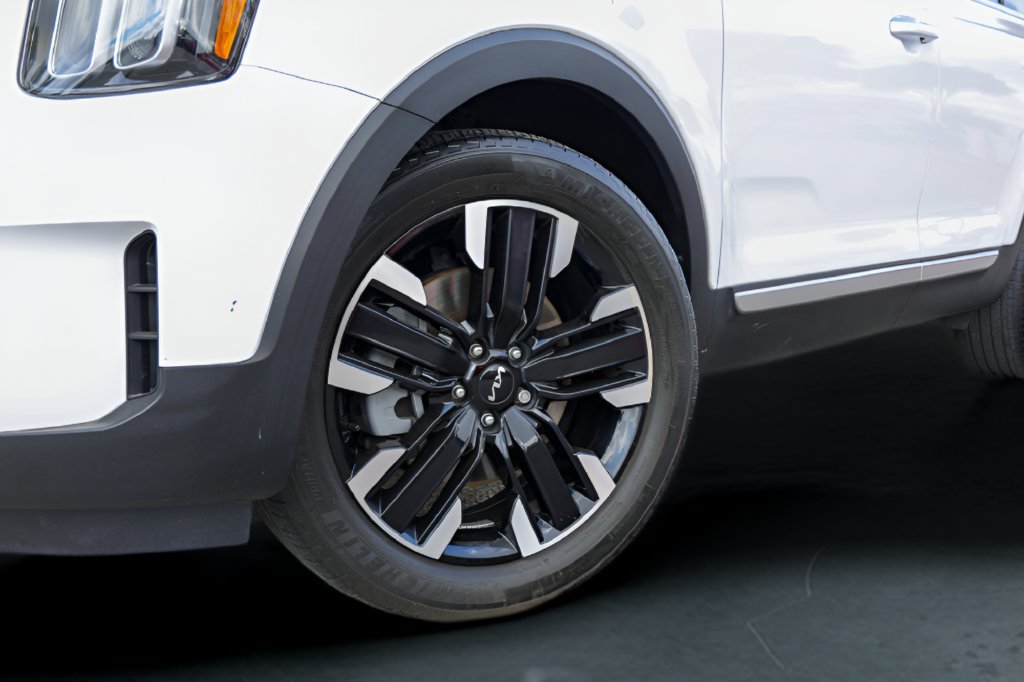 Used 2025 Kia Telluride SX w/ SX Captain's Chair Package AWD/4WD image 3
