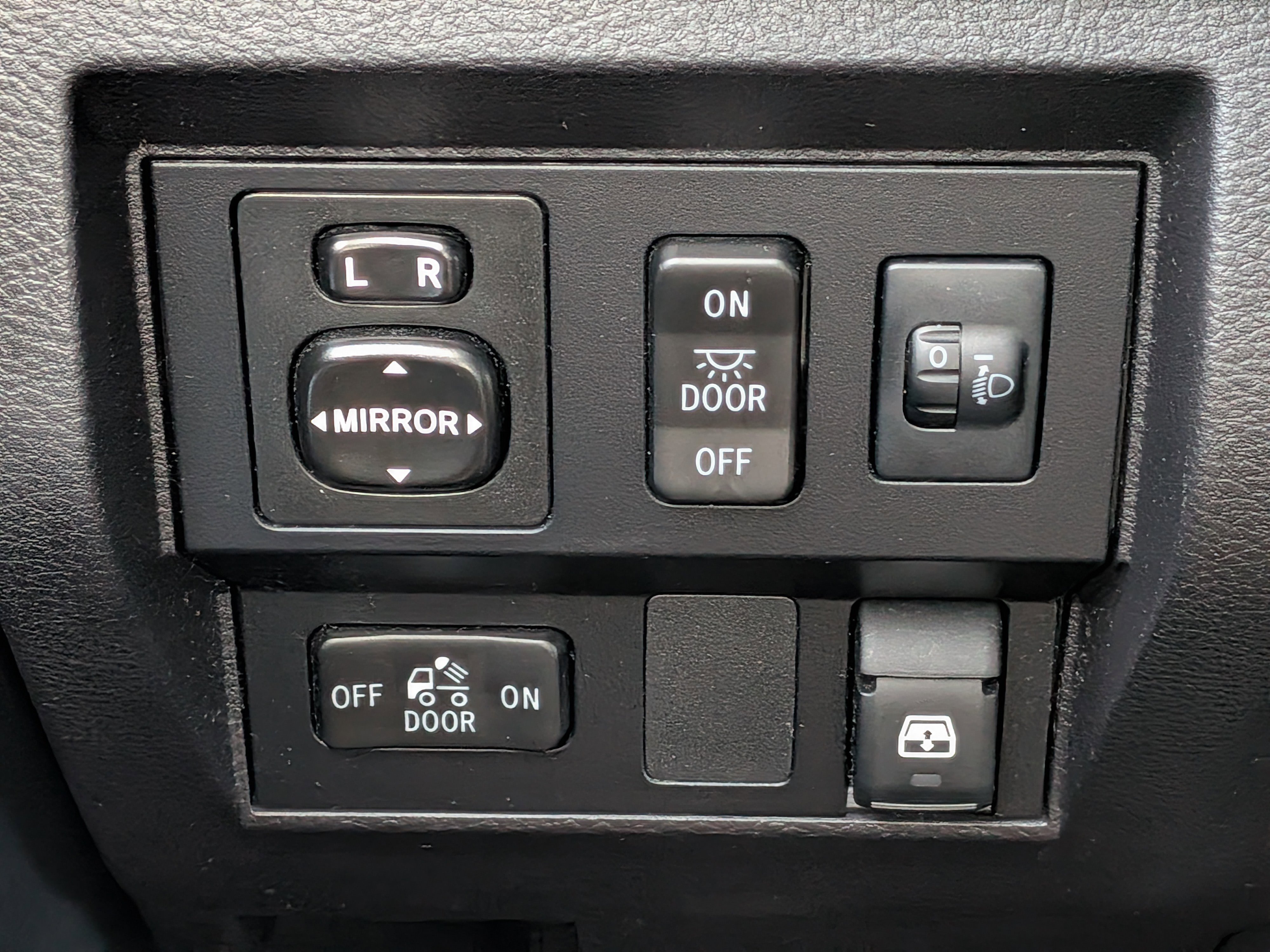 Used 2016 Toyota Tundra SR5 w/ SR5 Upgrade Package RWD image 23