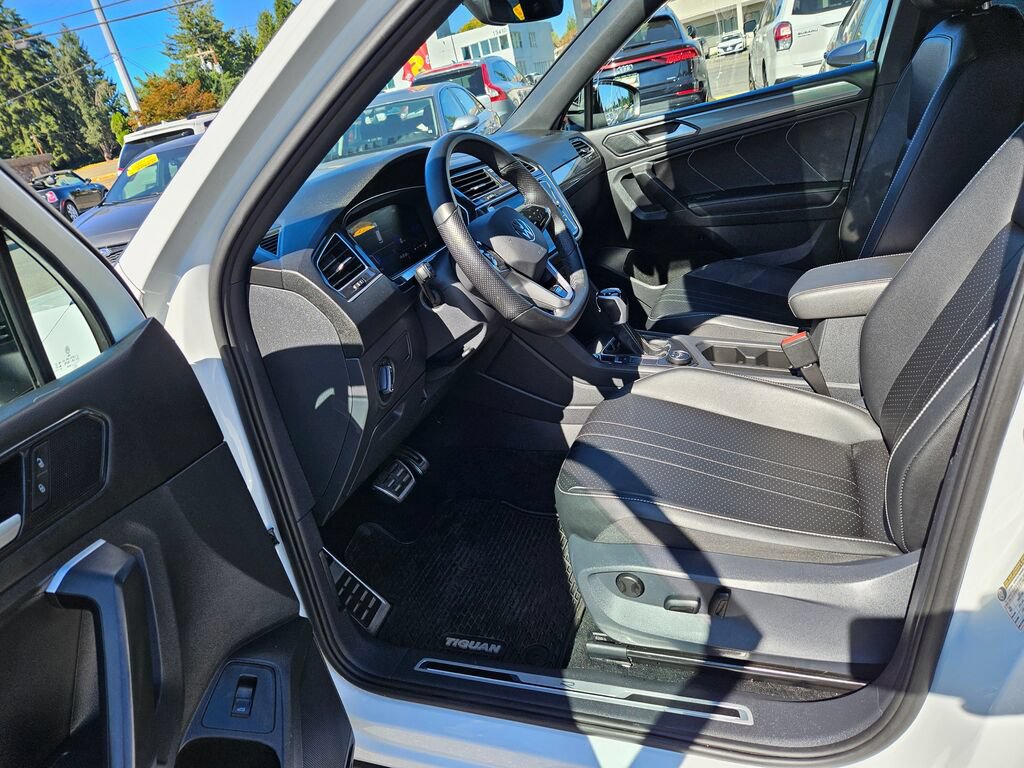 Used 2024 Volkswagen Tiguan SE R-Line AWD/4WD image 17