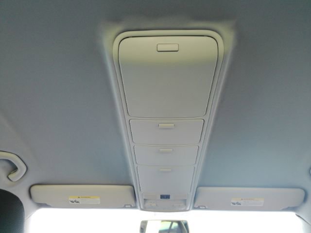 Used 2011 Volkswagen Tiguan SE image 28