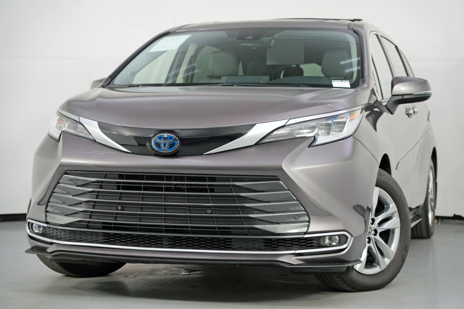 Used 2024 Toyota Sienna Limited image 3