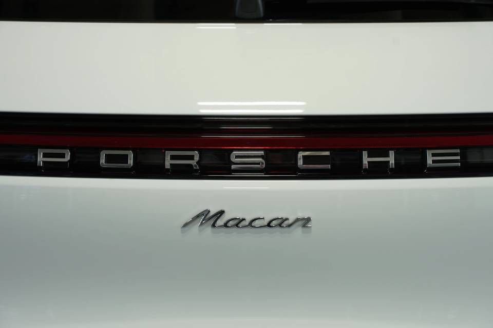 Certified 2025 Porsche Macan AWD/4WD image 39