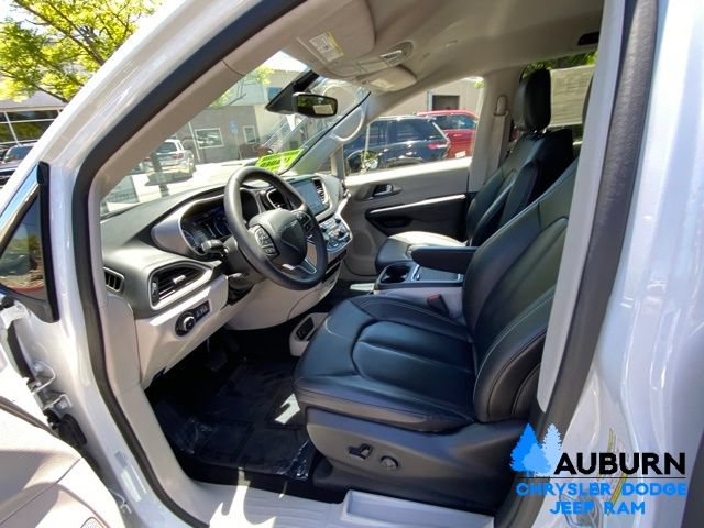 Used 2024 Chrysler Pacifica Touring-L FWD image 34