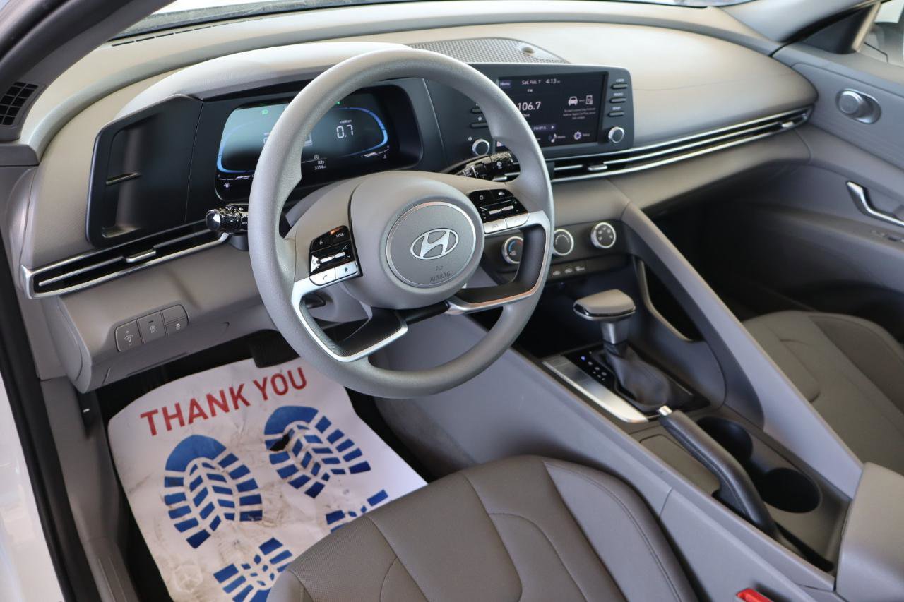 Used 2025 Hyundai Elantra SE image 15