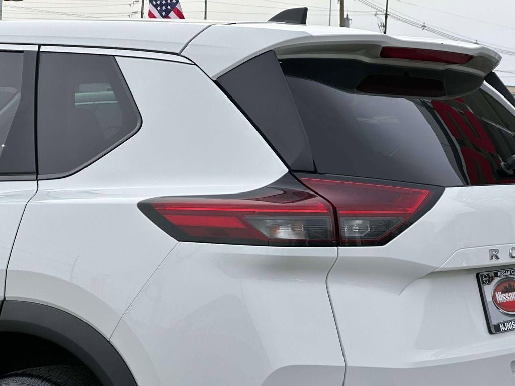 Used 2023 Nissan Rogue S FWD image 9