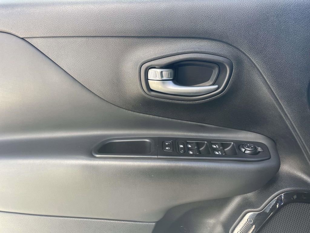 Used 2018 Jeep Renegade Altitude w/ Popular Equipment Group FWD image 17