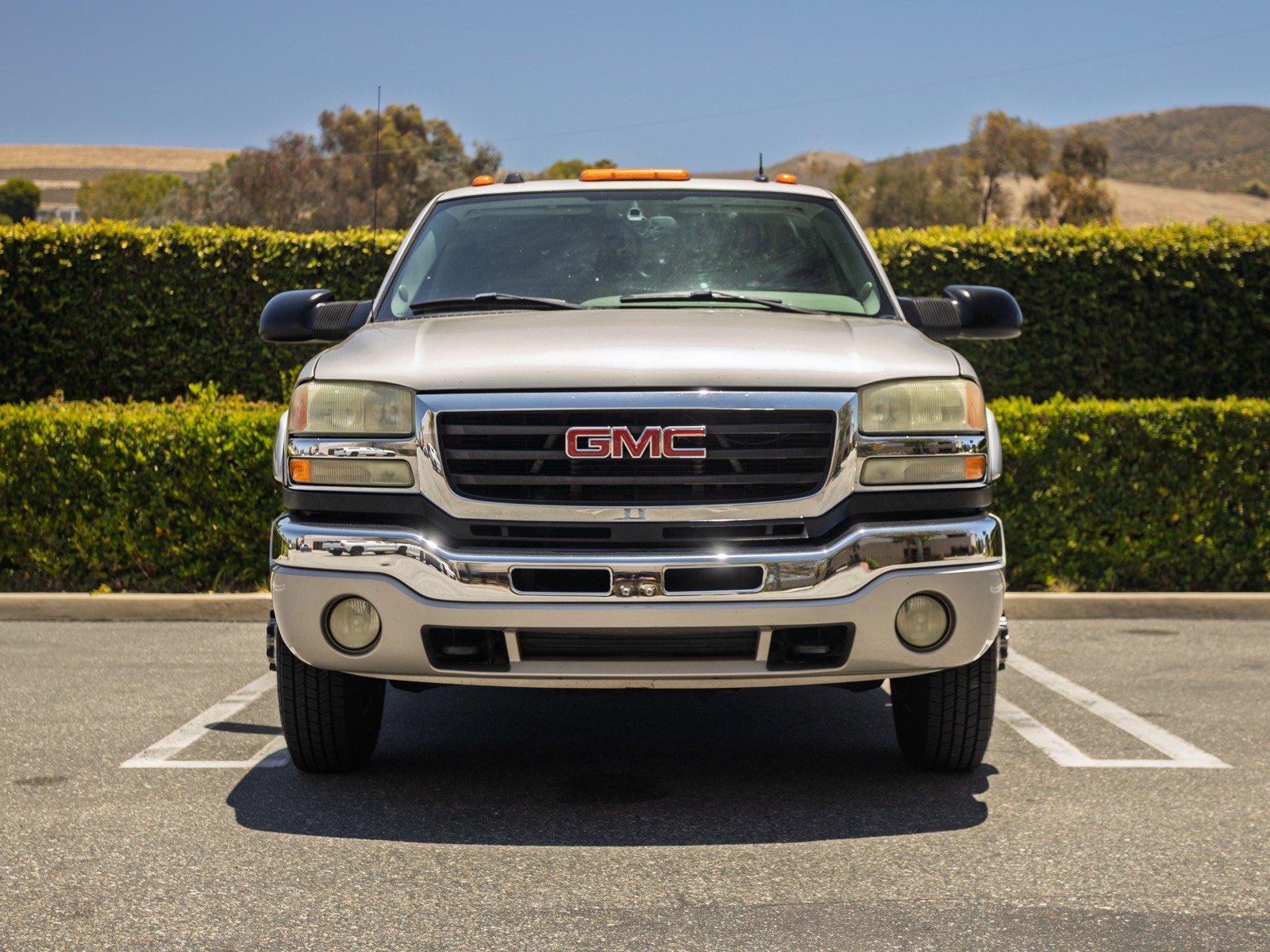 Used 2004 GMC Sierra 3500 SLT w/ Heavy-Duty Power Package AWD/4WD image 2