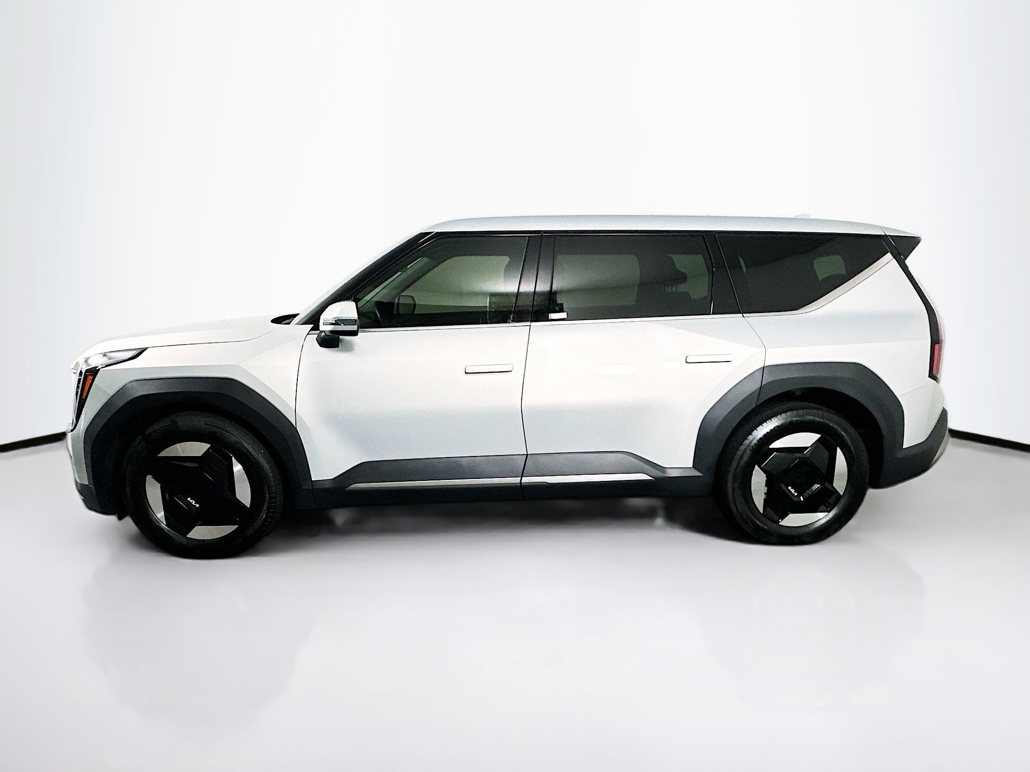 Used 2024 Kia EV9 Light Long Range RWD image 4