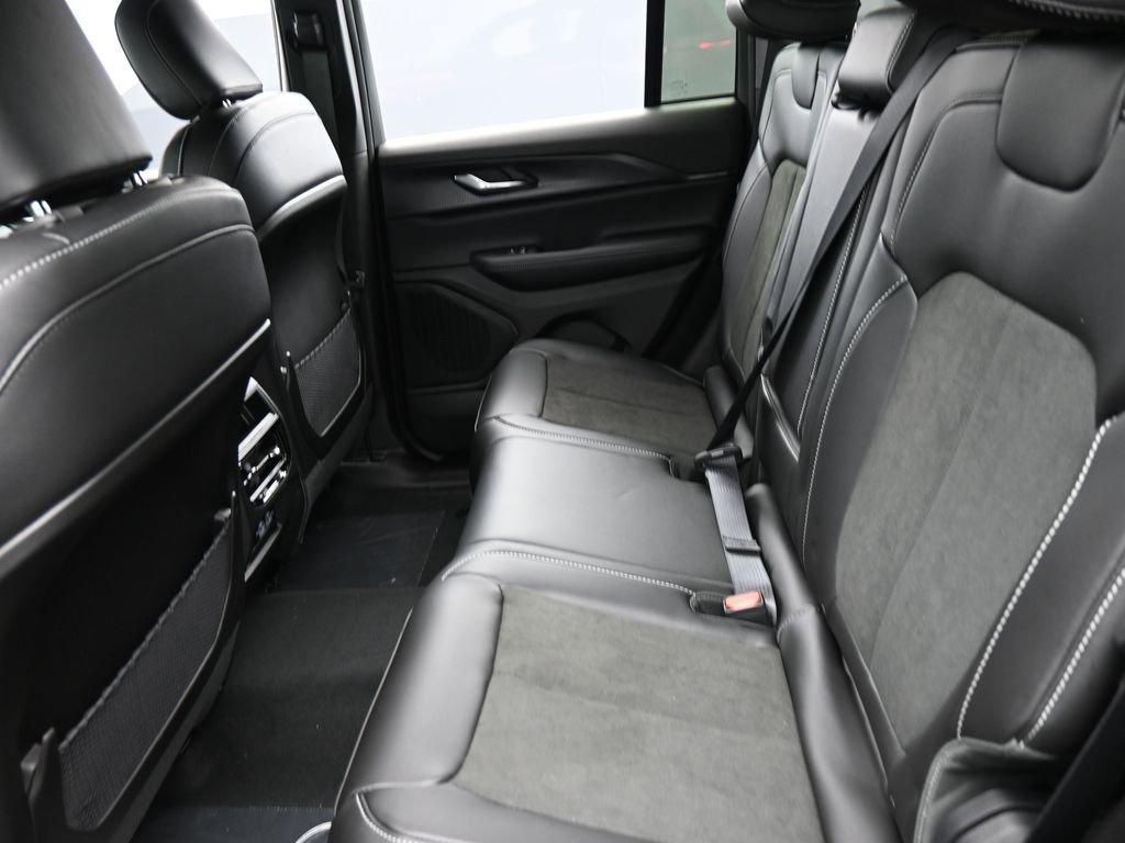 New 2025 Jeep Grand Cherokee Altitude image 13