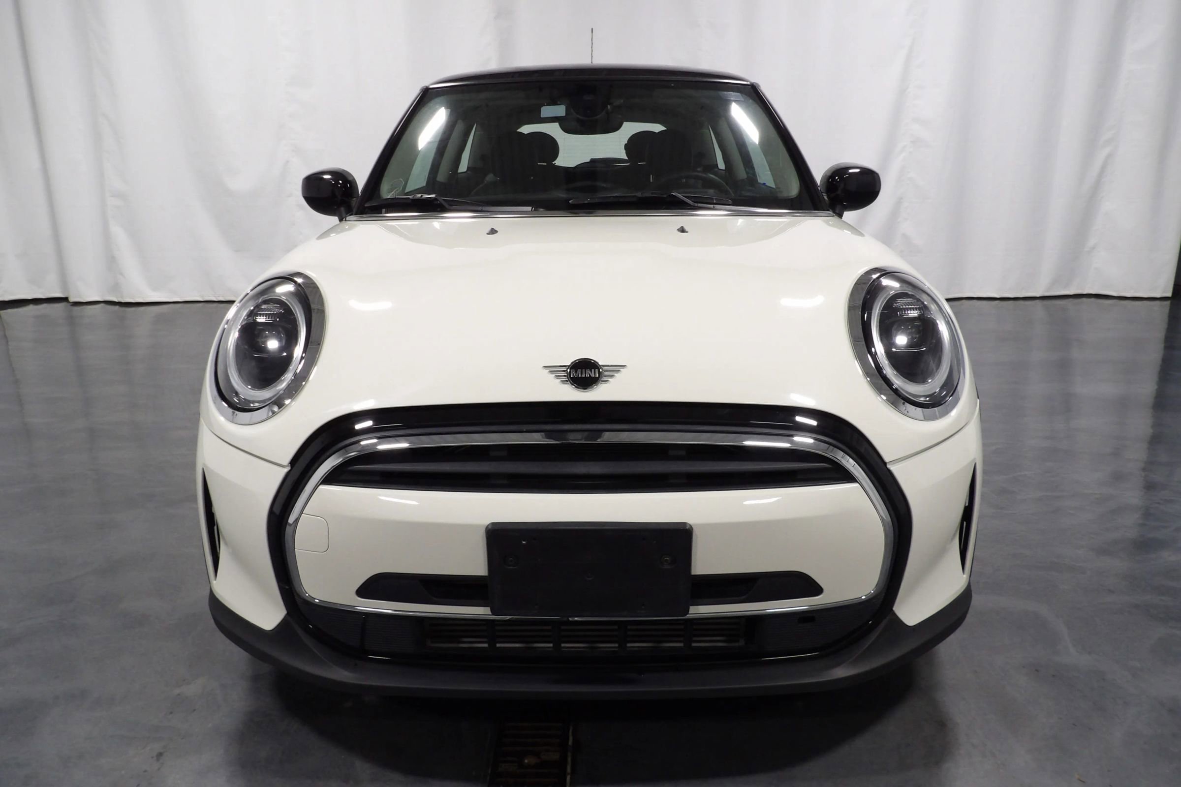 Used 2022 MINI Cooper 2-Door Hardtop image 2