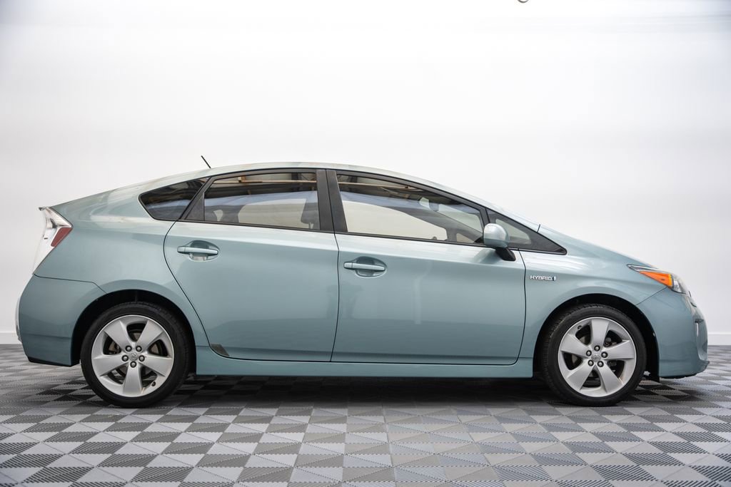 Used 2015 Toyota Prius Five FWD image 4
