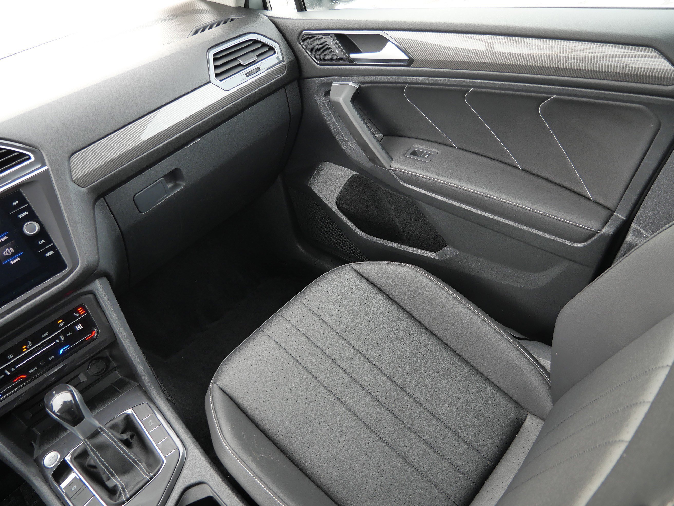 Certified 2022 Volkswagen Tiguan SE image 11