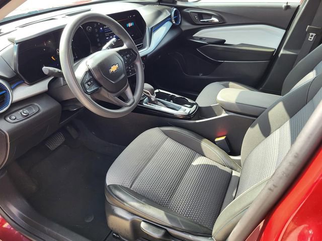 Used 2025 Chevrolet Trax LT FWD image 3