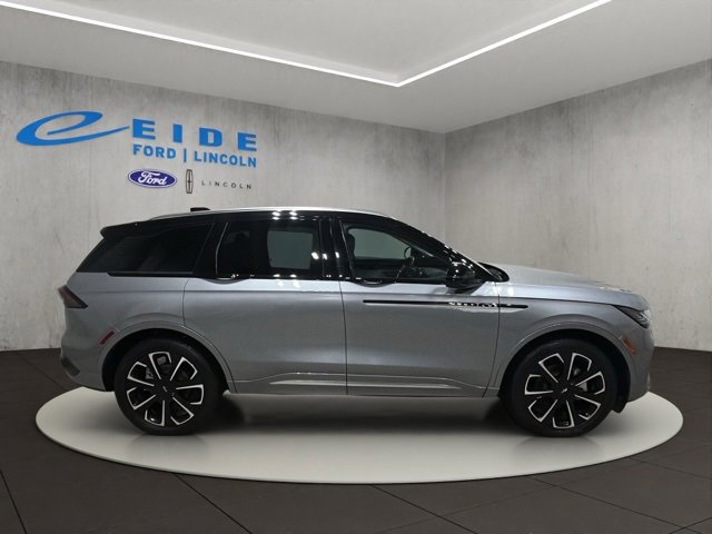 Used 2024 Lincoln Nautilus Reserve image 5