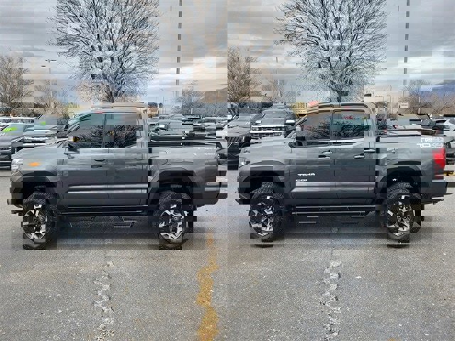 Used 2018 Toyota Tacoma TRD Off-Road image 7