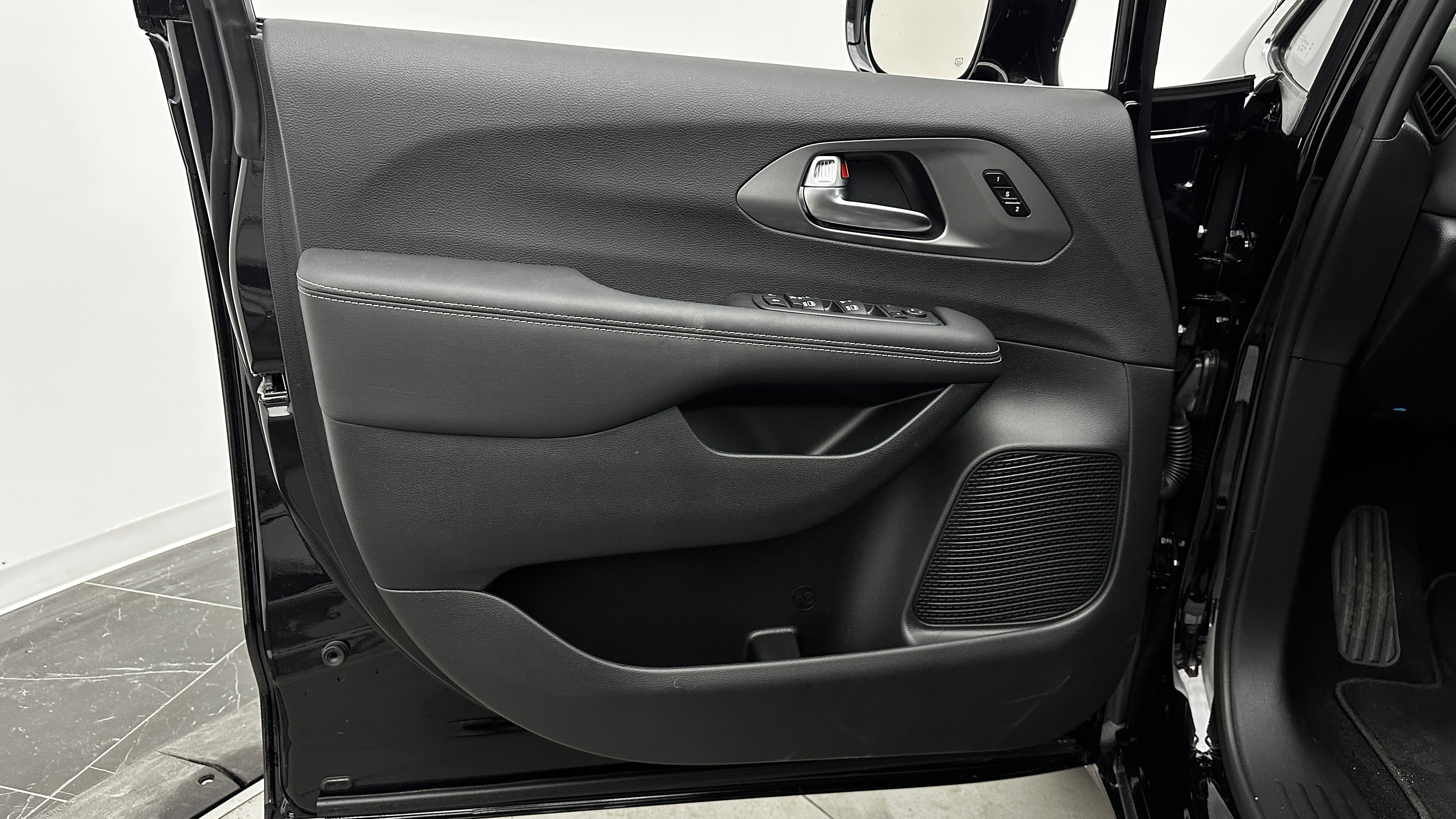 Used 2025 Chrysler Pacifica Select image 10