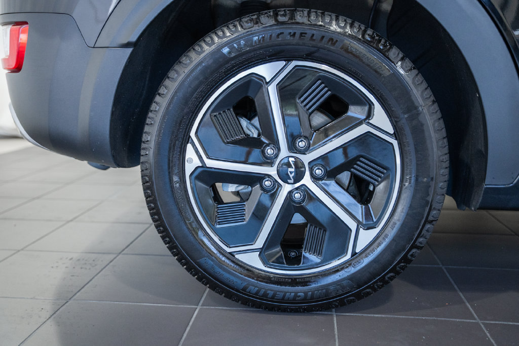 Used 2024 Kia Niro LX FWD image 8