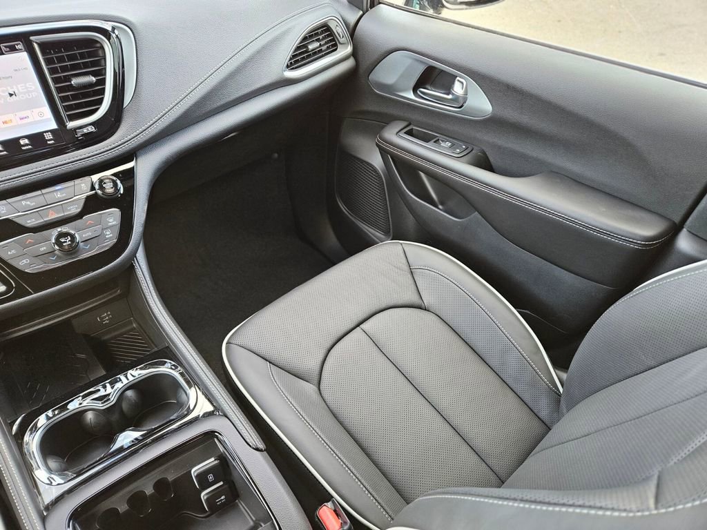 New 2026 Chrysler Pacifica Limited image 13
