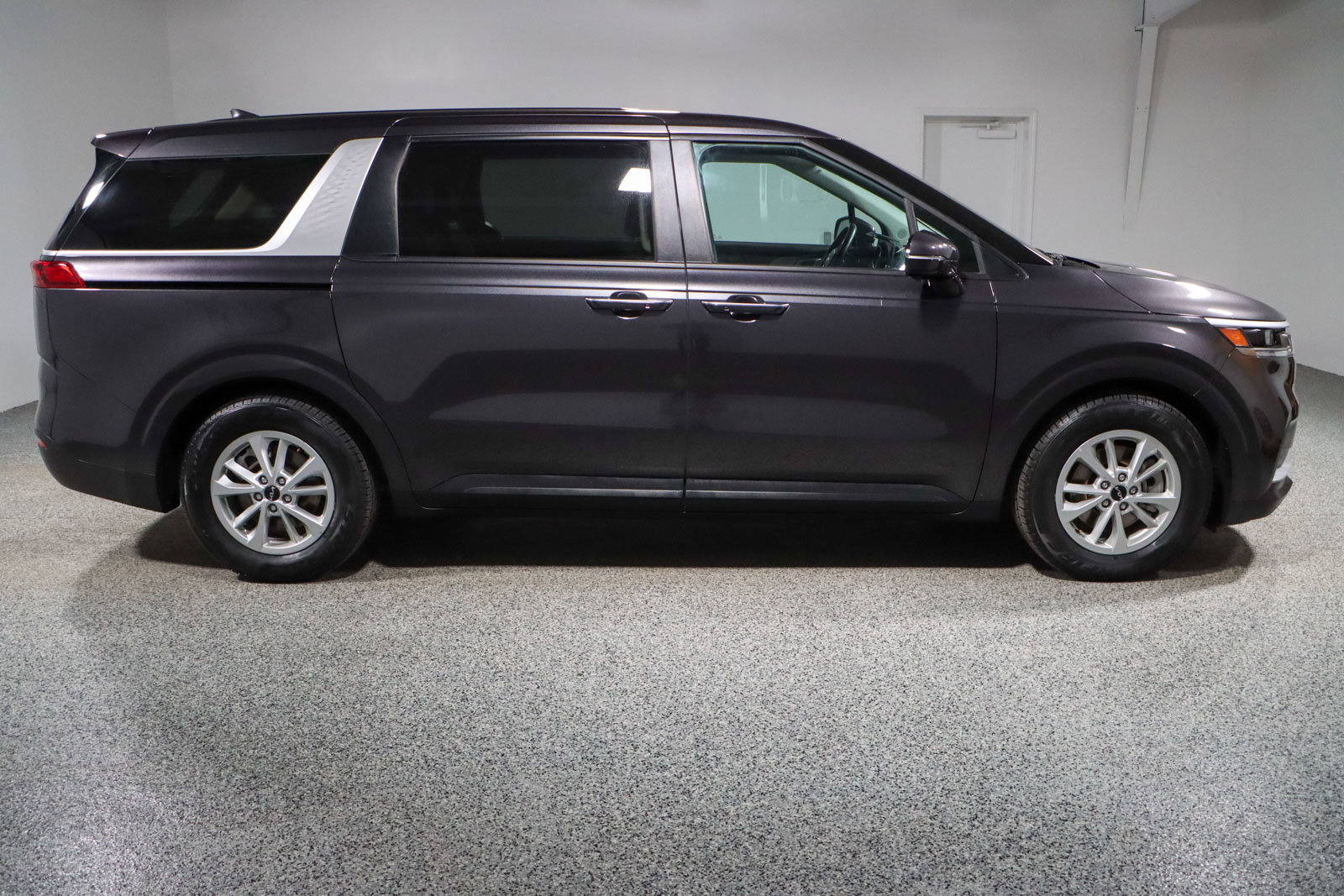 Used 2024 Kia Carnival LX image 6