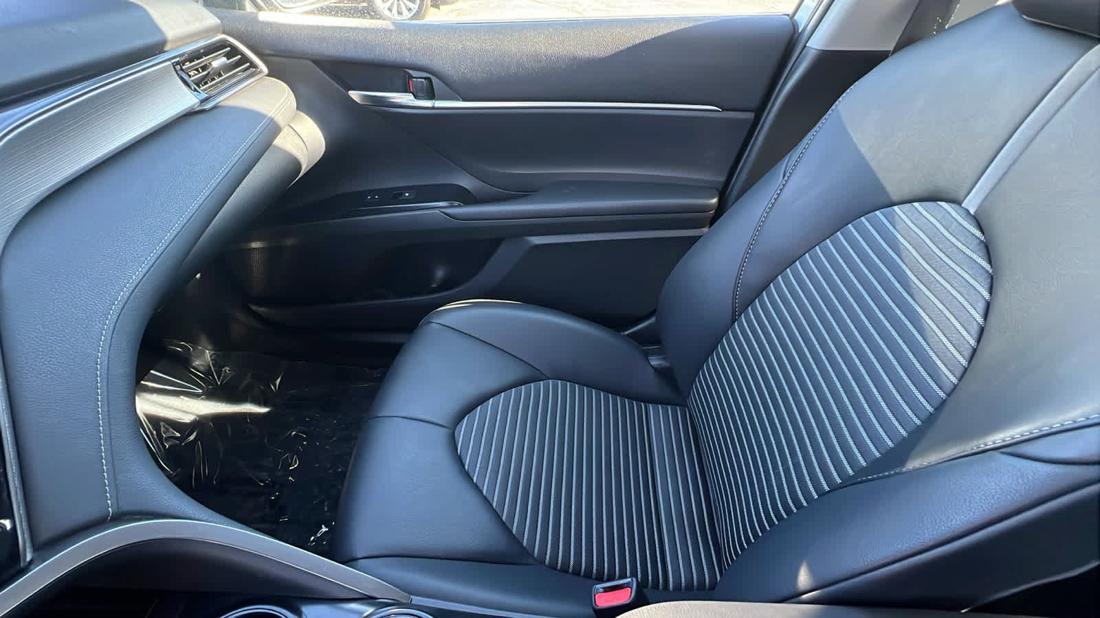 Used 2020 Toyota Camry SE w/ Sunroof Package FWD image 12