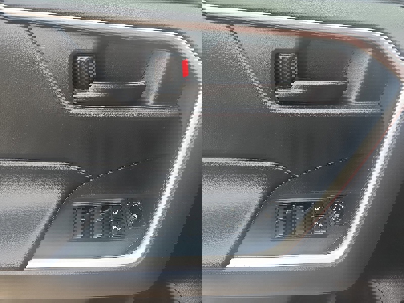 Used 2021 Toyota RAV4 LE image 16