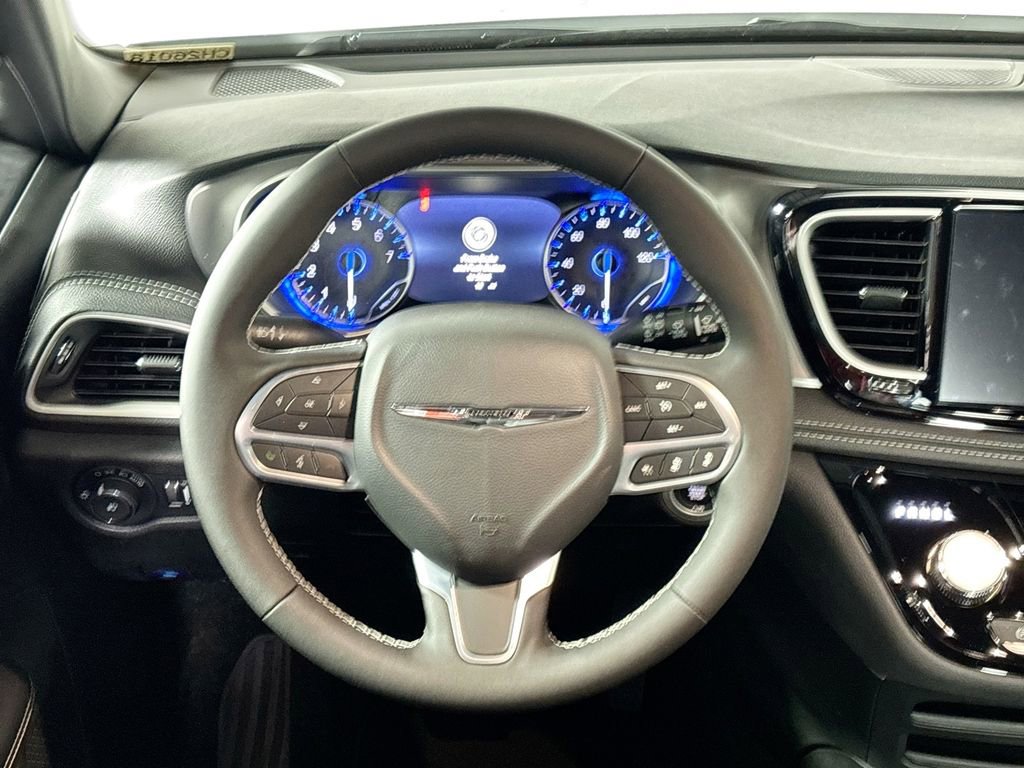 New 2026 Chrysler Pacifica Select image 13