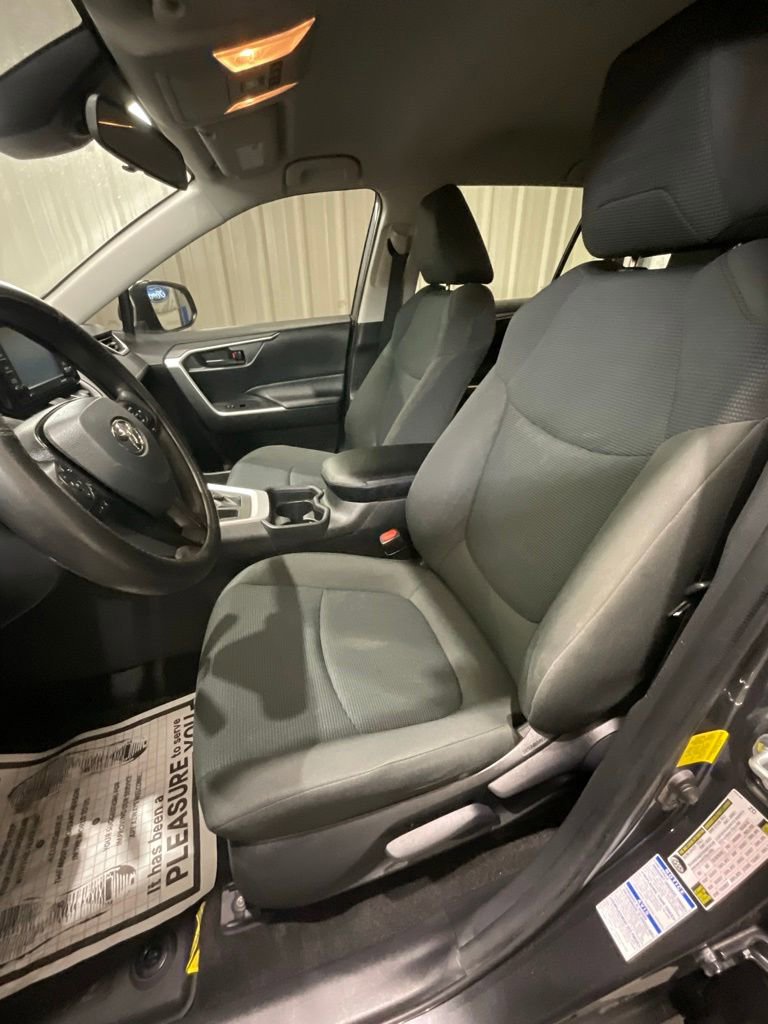 Used 2021 Toyota RAV4 LE AWD/4WD image 10