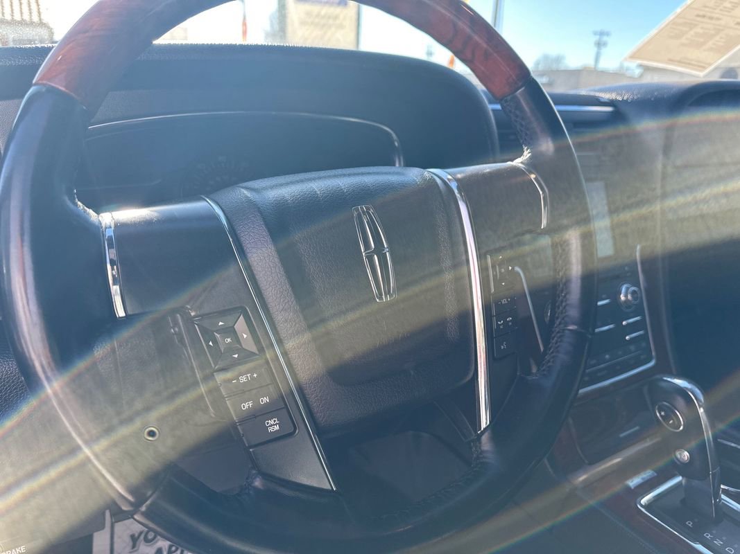 Used 2015 Lincoln Navigator image 24