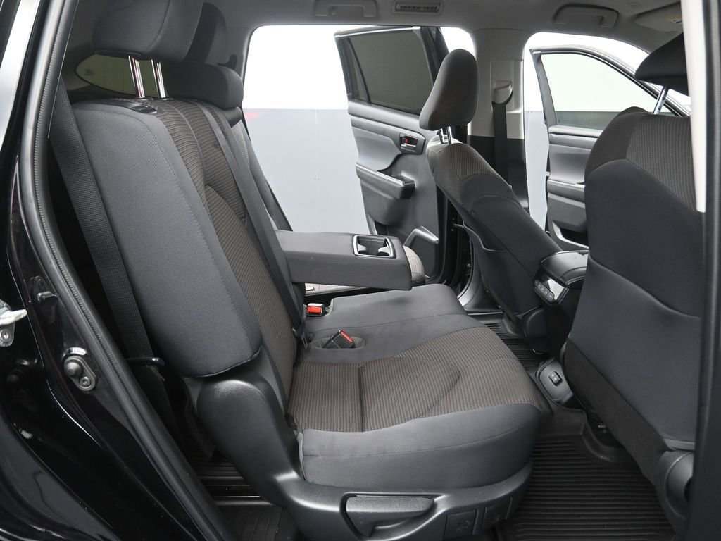 Used 2023 Toyota Highlander LE FWD image 14
