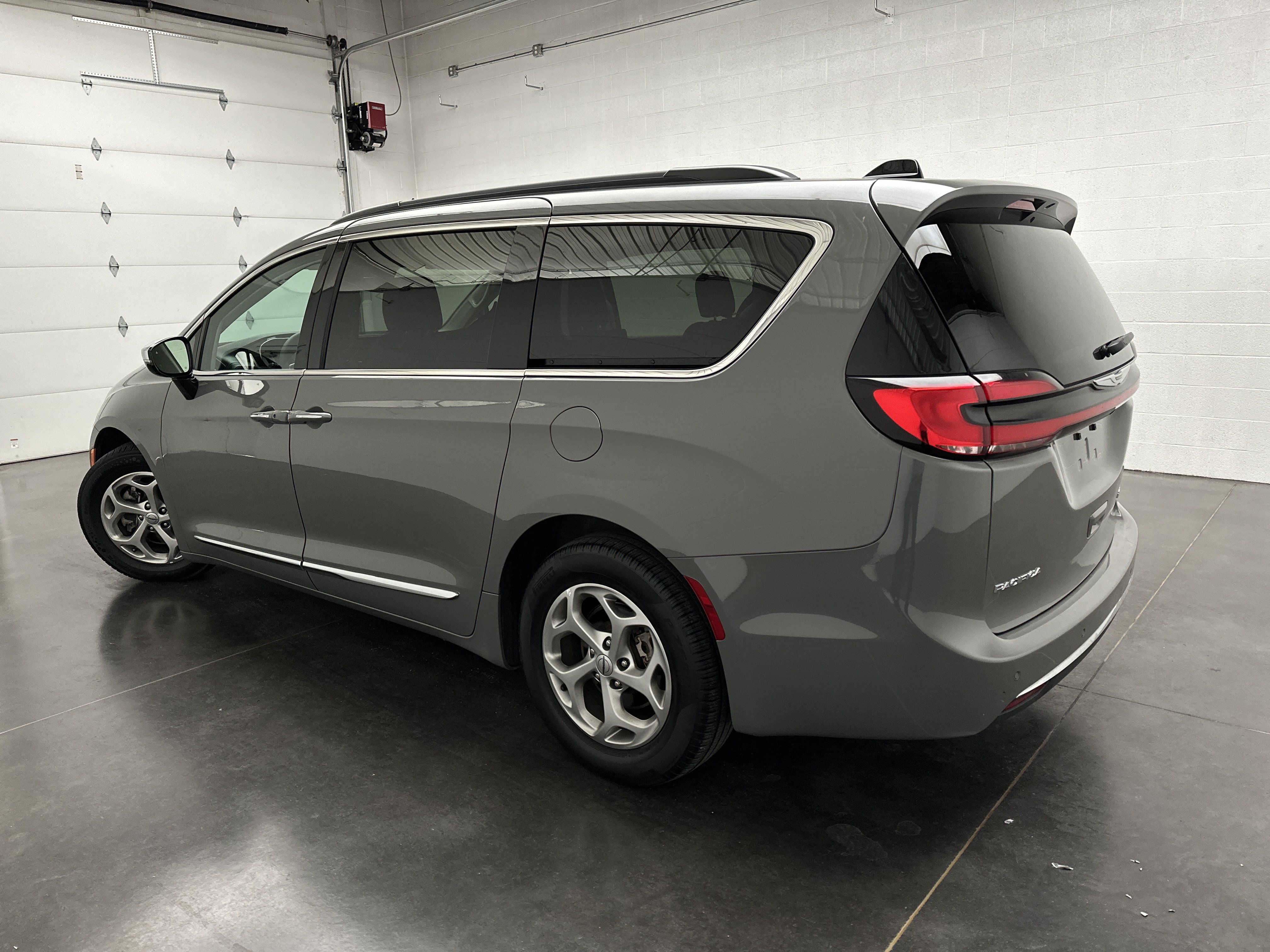 Used 2023 Chrysler Pacifica Limited FWD image 7