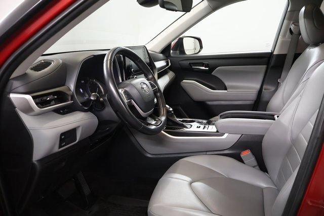 Used 2022 Toyota Highlander XLE AWD/4WD image 12