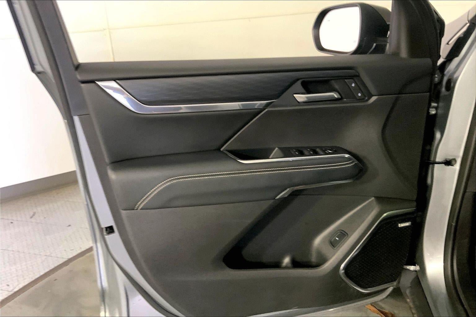 Used 2025 GMC Acadia Elevation AWD/4WD image 24