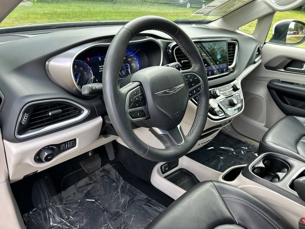 Used 2023 Chrysler Pacifica Touring-L FWD image 21