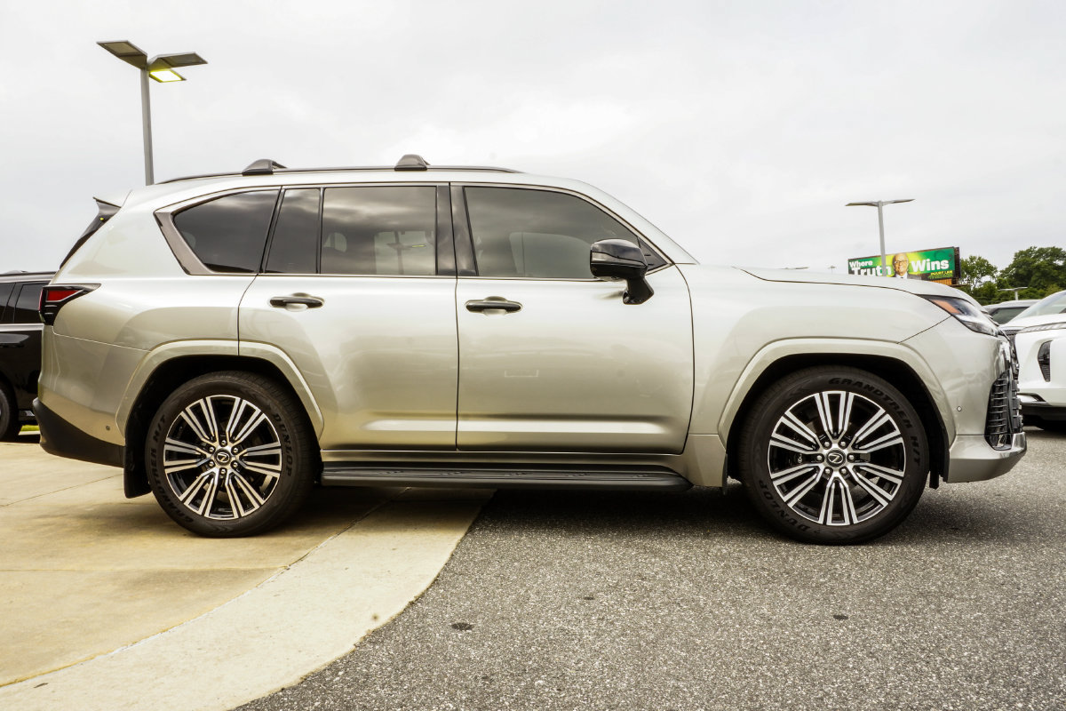 Used 2025 Lexus LX 700h Luxury w/ Appearance Package AWD/4WD image 6