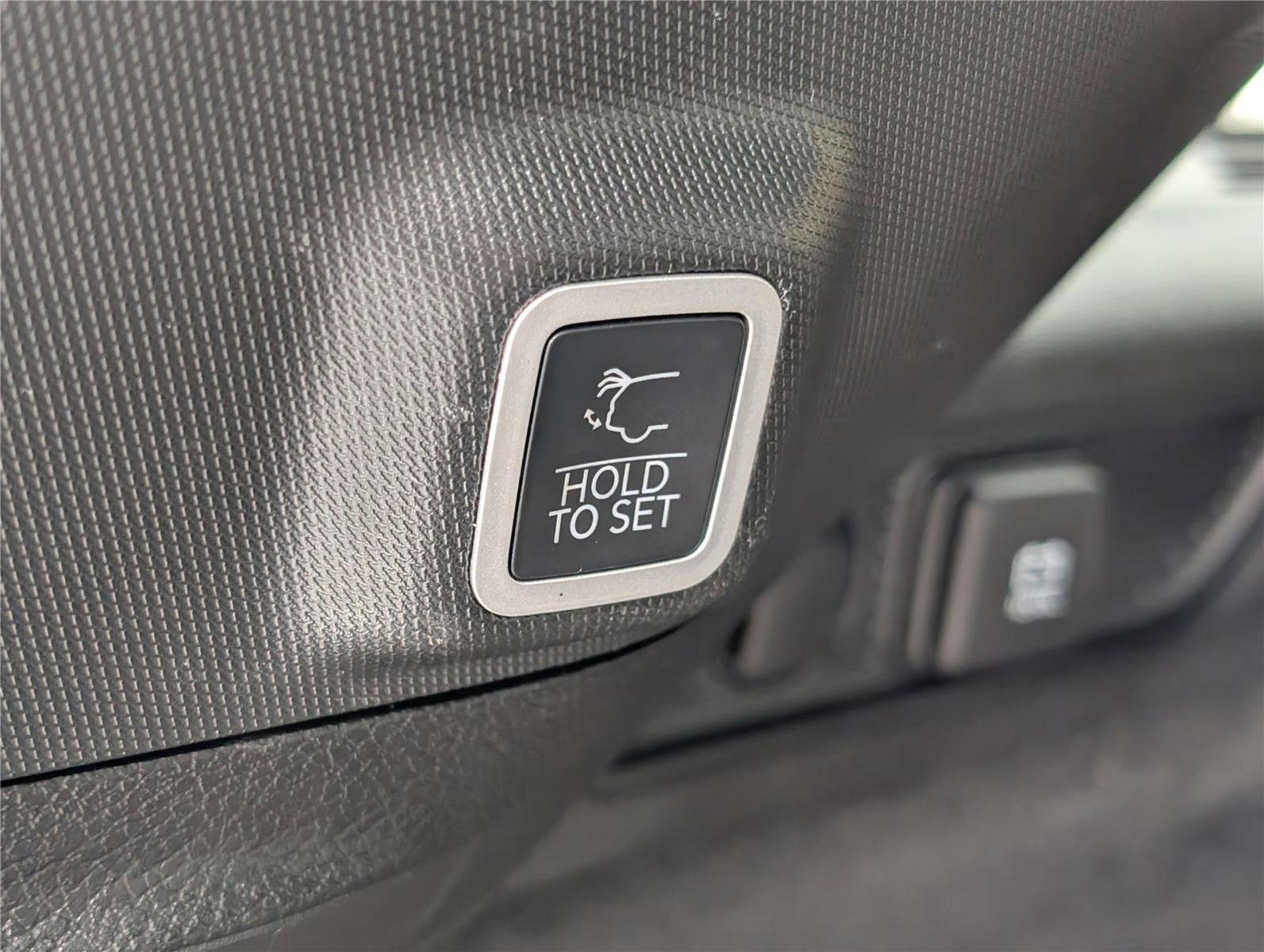 Used 2022 Jeep Grand Cherokee Overland w/ Luxury Tech Group IV image 15