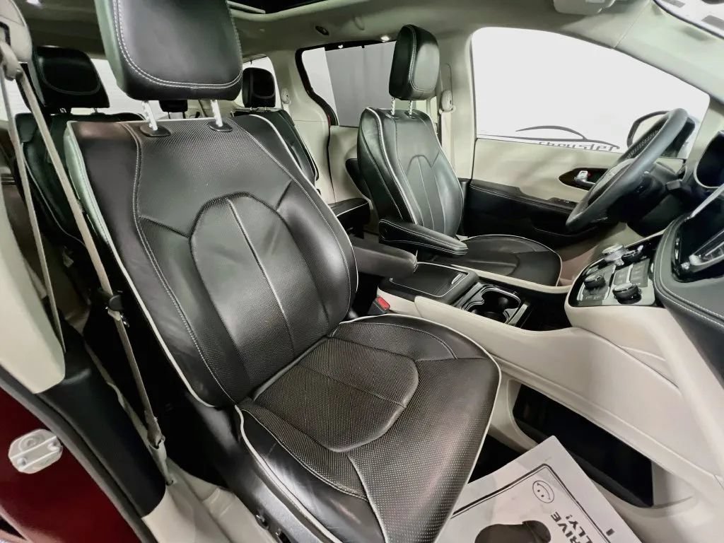 Used 2023 Chrysler Pacifica Limited FWD image 31