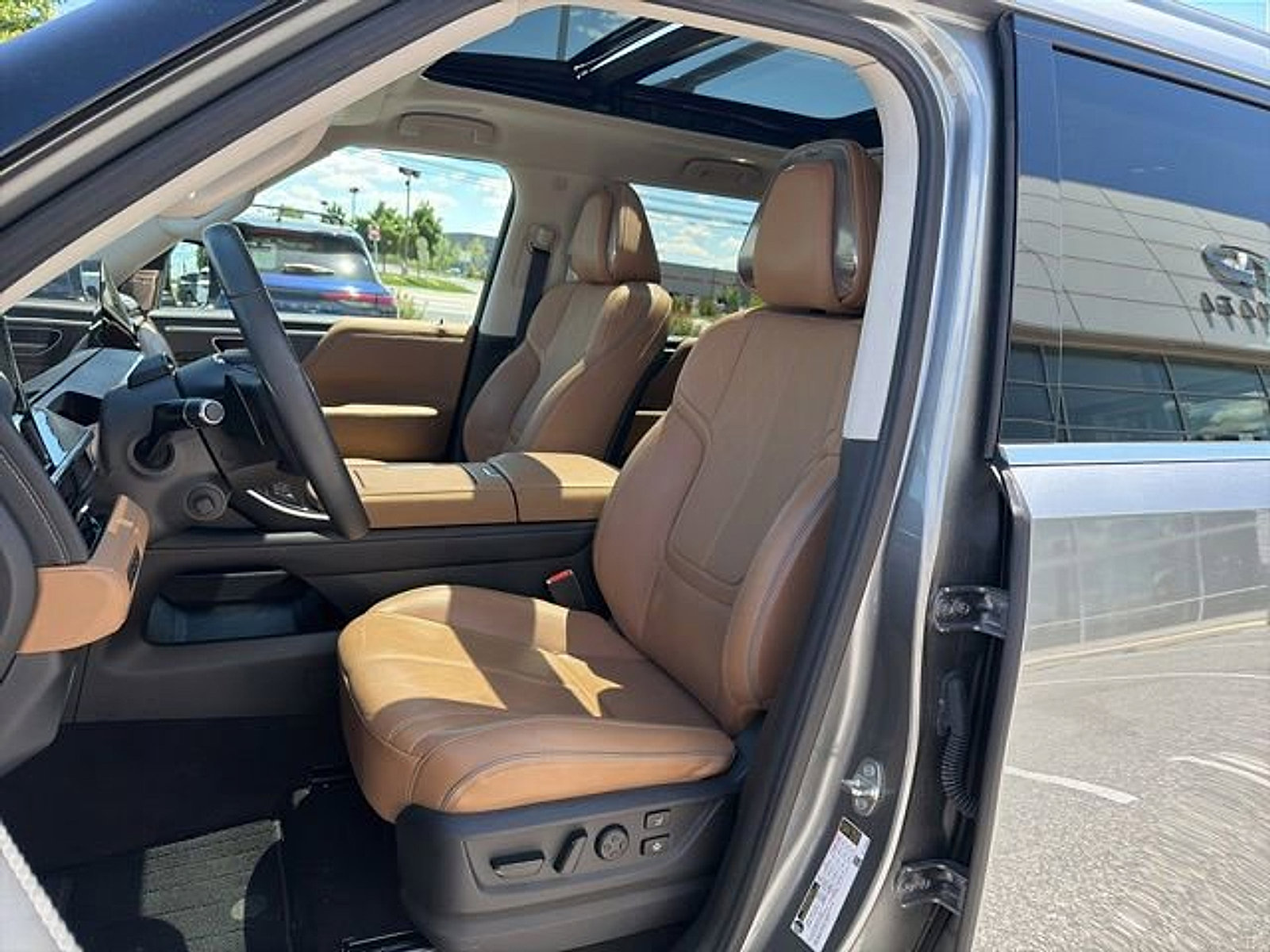 Used 2025 INFINITI QX80 Sensory AWD/4WD image 6