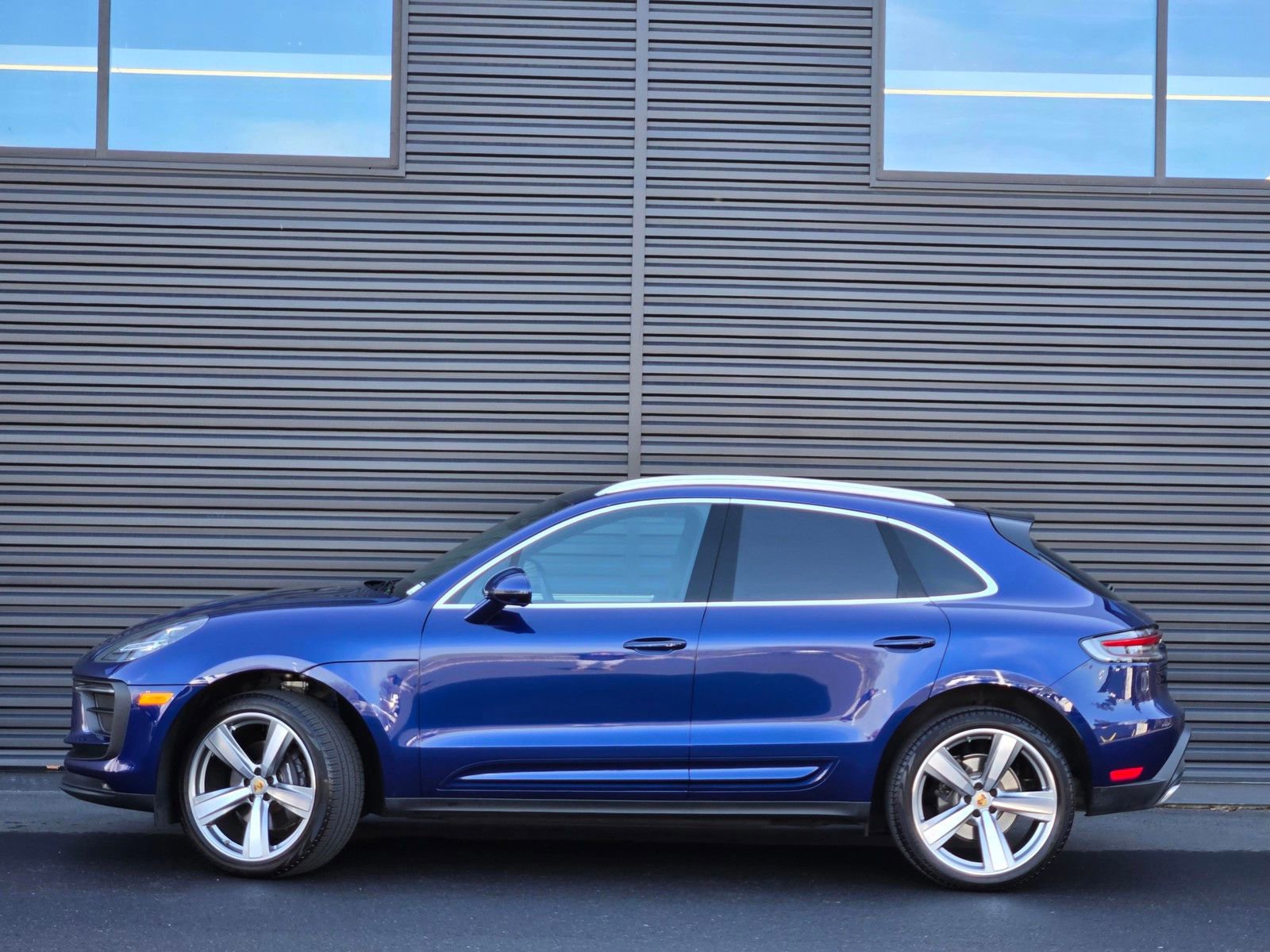 Used 2025 Porsche Macan AWD/4WD image 2