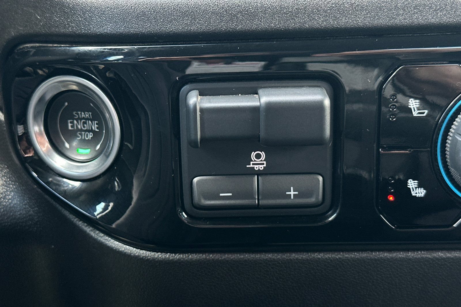 Used 2025 Chevrolet Silverado 1500 LT AWD/4WD image 29