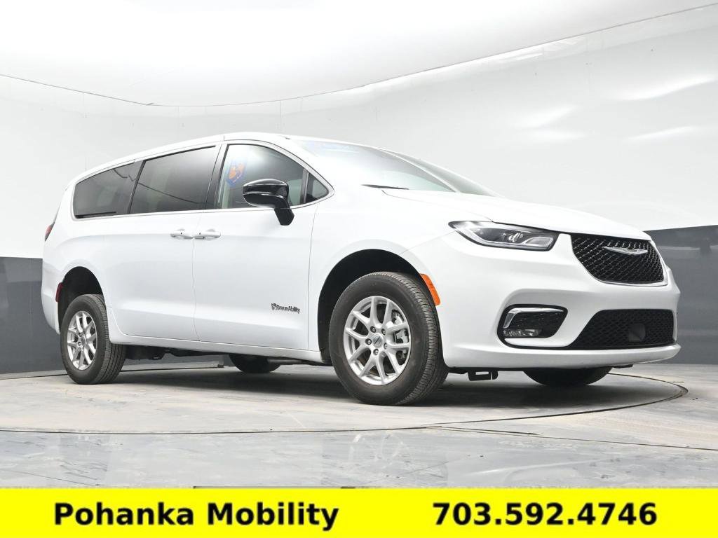 Used 2024 Chrysler Pacifica Touring-L image 13