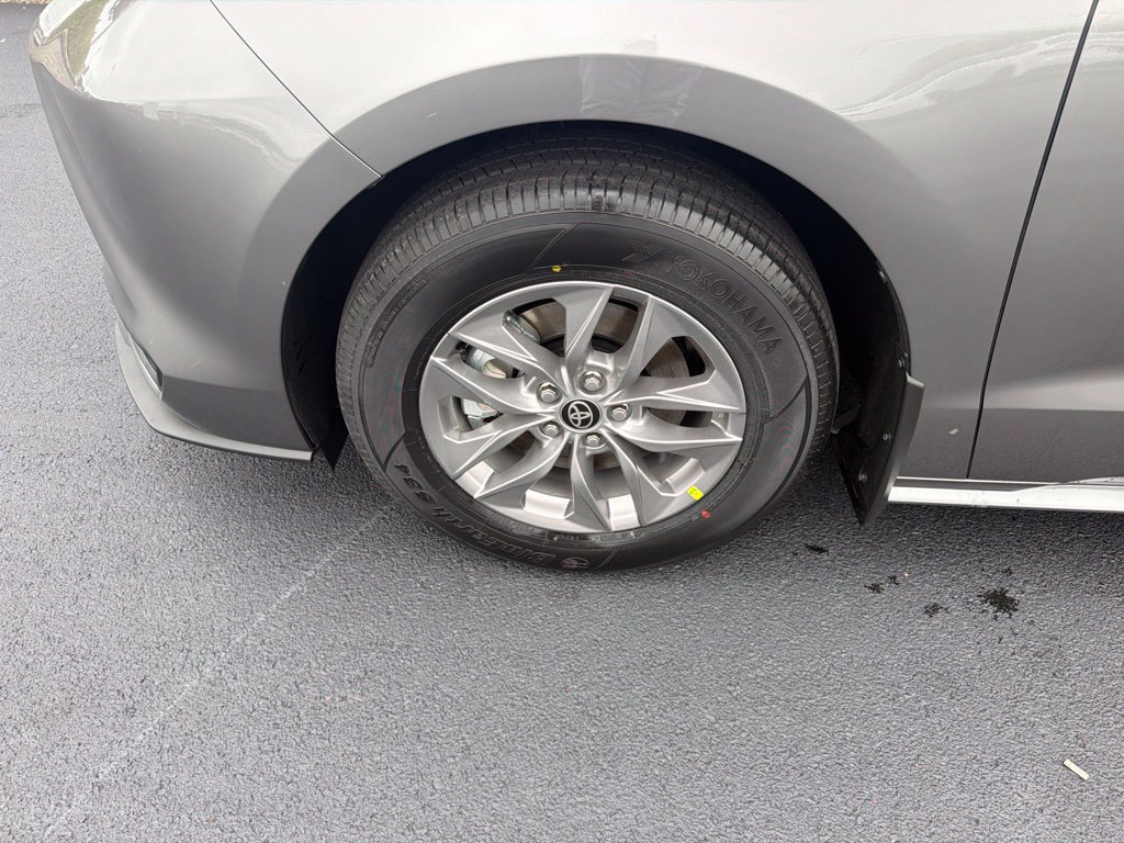 New 2026 Toyota Sienna LE FWD image 9