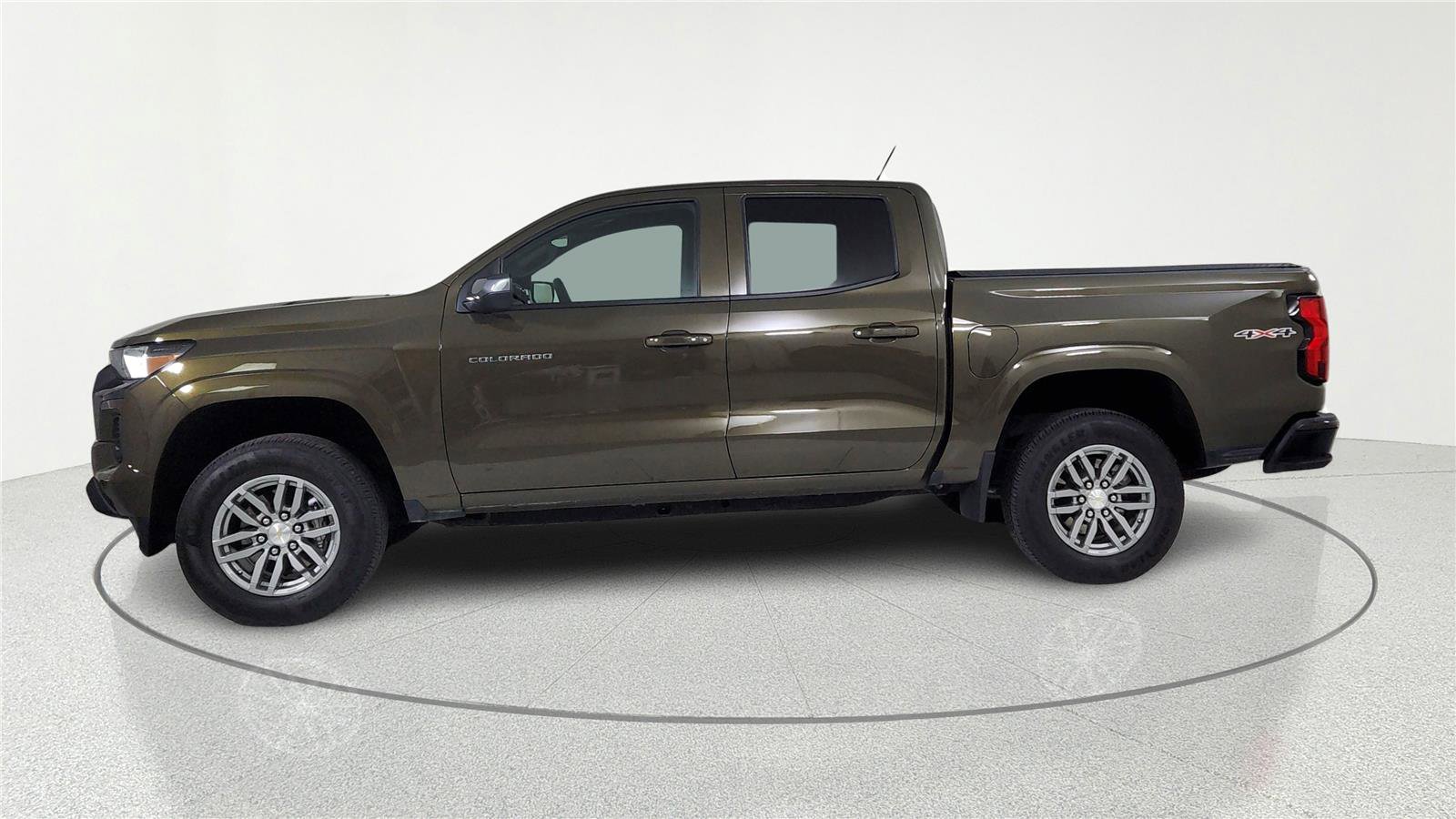 Used 2024 Chevrolet Colorado LT w/ LT Convenience Package AWD/4WD image 3