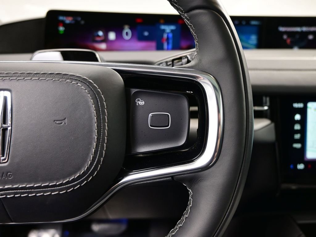 Used 2025 Lincoln Navigator Reserve image 17