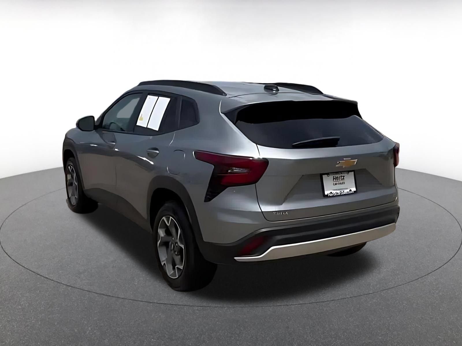 Used 2025 Chevrolet Trax LT FWD image 9